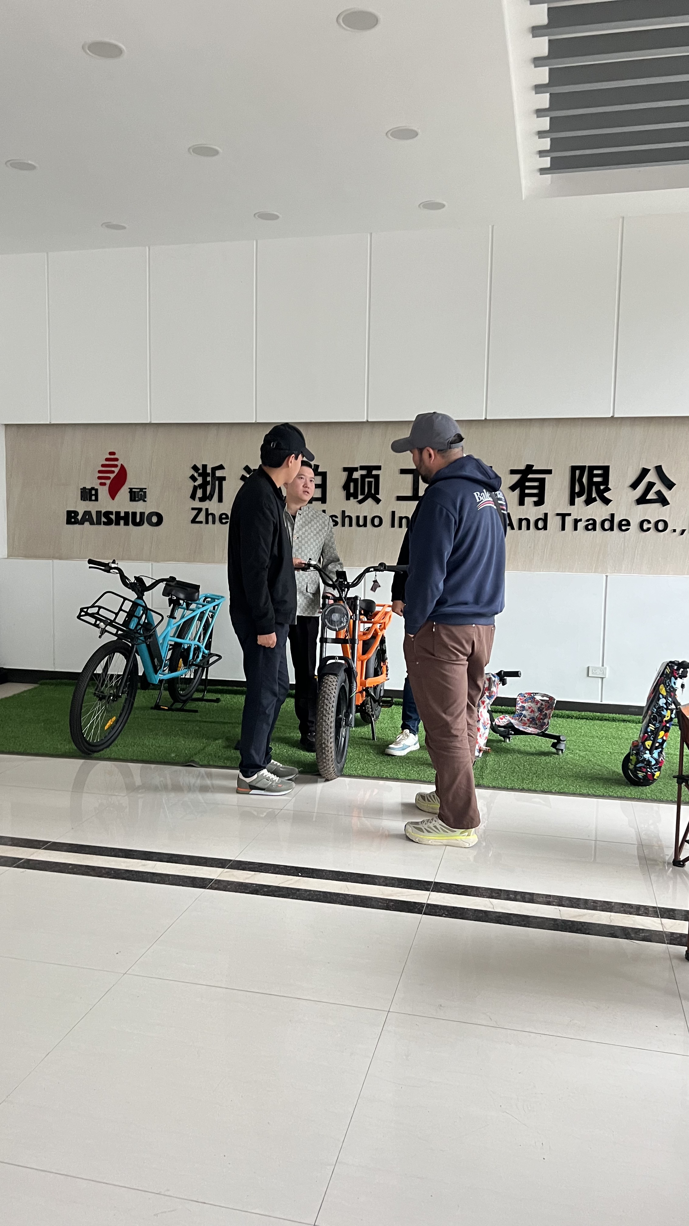 Electric Snow Bike 2000W Motor Battery 6061 Aluminum Alloy with Dual Tracks And Ski
