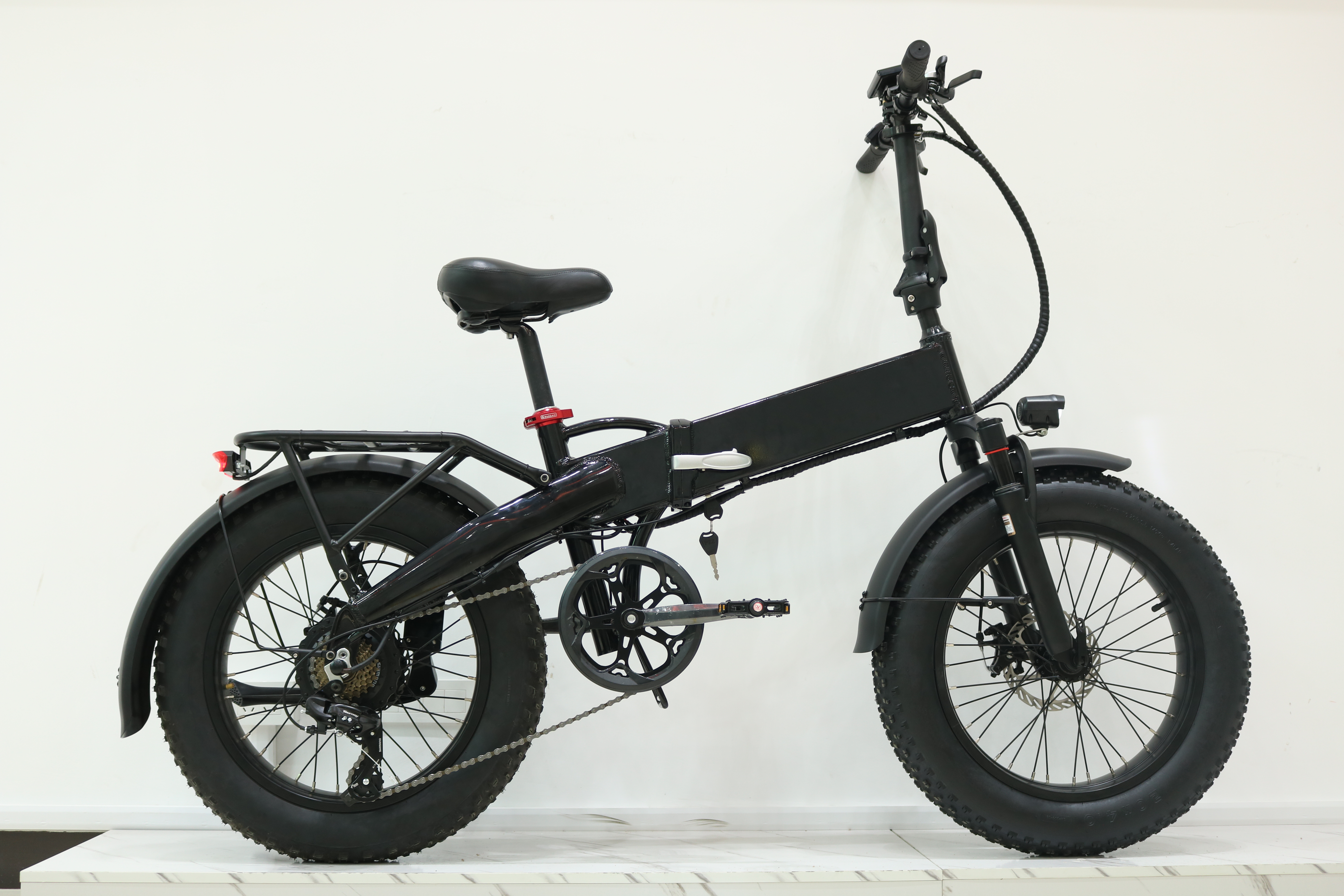 Electric folding bikes are usually equipped with efficient motors and lithium batteries that provide good endurance and power output. The F1 is equipped with 350W or 400W motors, and is equipped with 48V lithium batteries, which can reach 70km or more on pure electricity. Folding design: The biggest feature of this type of bike is foldability, easy to carry and store. There are various folding methods, including horizontal folding, longitudinal folding and M-folding. Shock absorption systems: To improve riding comfort, many electric folding bikes are equipped with advanced shock absorption systems, such as Shimano 7-level transmission systems and hydraulic brakes.